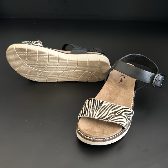 DibaTrue Sandal. Animal Print. Size 7.5. - Picture 3 of 6